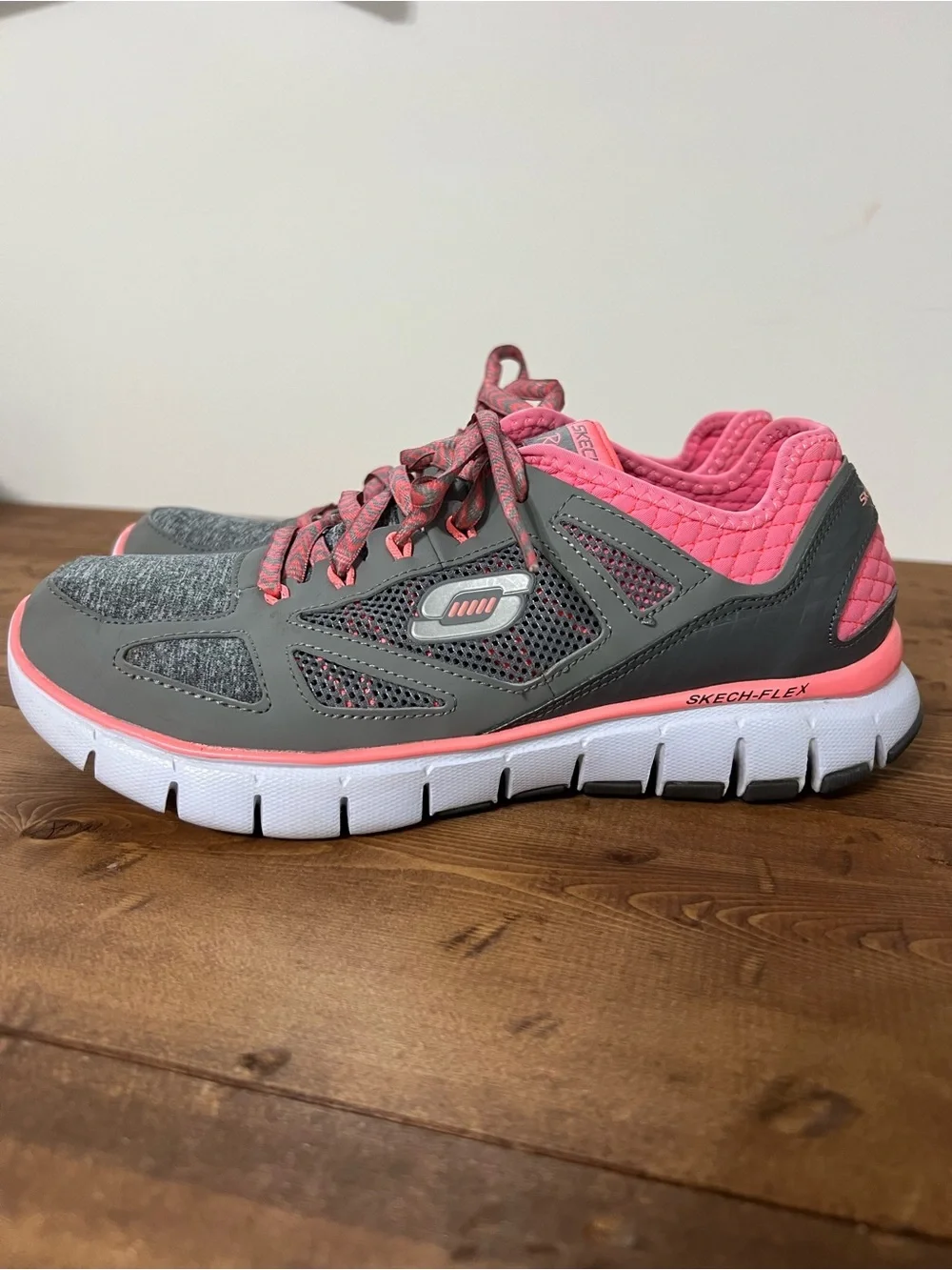 Sketchers Memory Foam Relaxed Fit Sneakers Womens 7.5 Pink Gray